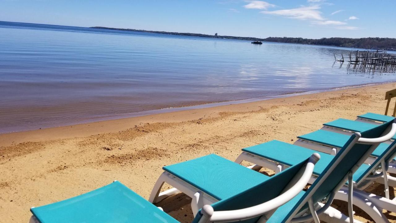 Brio Beach Inn Траверс-Сити Экстерьер фото