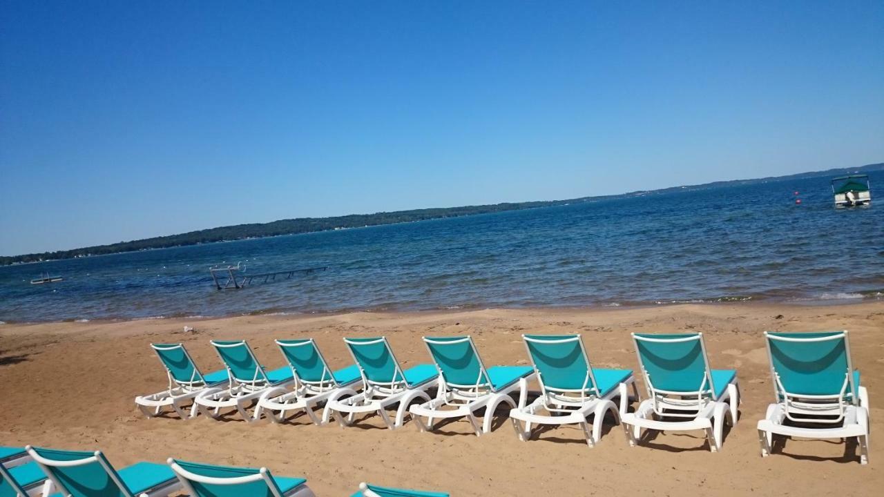Brio Beach Inn Траверс-Сити Экстерьер фото